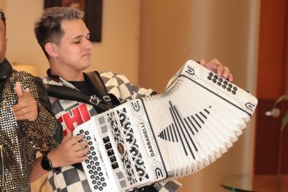 Ciro Quiñonez junto a su acordeonista.