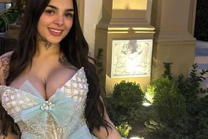 Con esta imagen. Karely Ruiz reveló que sería madre de una niña.