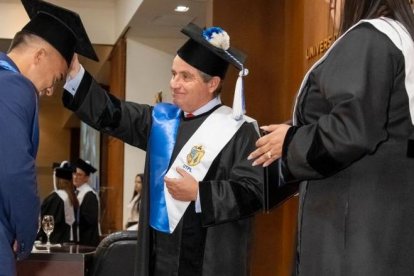 Jonny Uchuari cerrando sus estudios y graduándose de abogado.