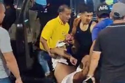 El padre fue ayudado por transeúntes que estaban cerca de la camioneta.