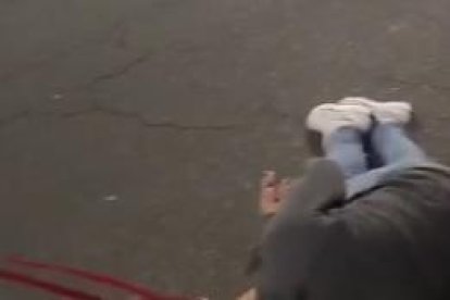 El afectado tenía dos impactos en su cráneo y quedó tendido en la avenida Mariscal Sucre.