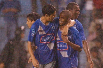 Carlos Andrés Quiñónez (d) junto a José Aguirre en Emelec