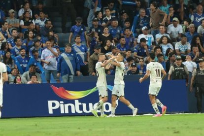 Jugadores de Orense celebran el gol en contra de León en el Capwell