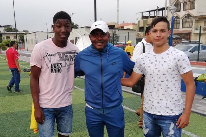 Joel Ordóñez (i) junto al entrenador Luis Medina (c).