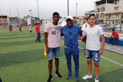 Joel Ordóñez (i) junto al entrenador Luis Medina (c).
