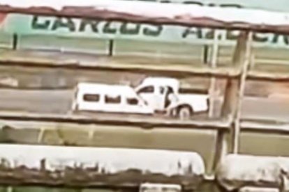 En esta toma se capta el momento del ataque en contra de la pequeña buseta en el puente sobre el río Aguarico.