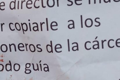 Este es el panfleto que dejaron los asesinos del director de la cárcel de Sucumbíos.