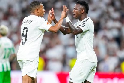 Kylian Mbappé y Vinicius Jr figuran entre los candidatos al Balón de Oro.