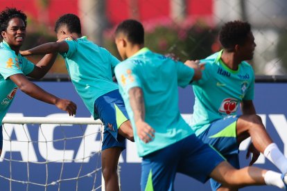 El jugador Endrick (izq) participa en un entrenamiento de la selección brasileña de fútbol.