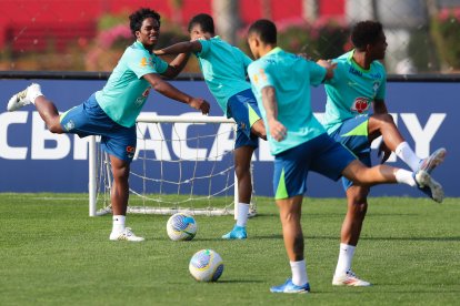 El jugador Endrick (izq) participa en un entrenamiento de la selección brasileña de fútbol.