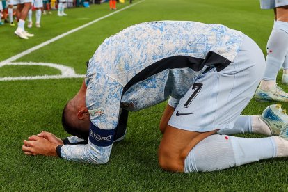 Momento en el que Cristiano Ronaldo celebra su gol 900.