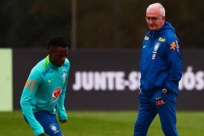 Vinícius (i) comandará el ataque de la selección brasileña dirigida por Dorival Junior (d).