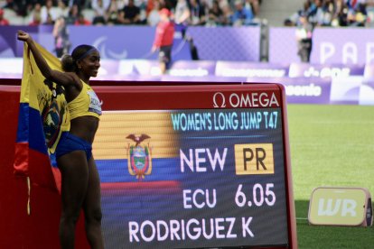 kiara Rodríguez junto al récord en los paralímpicos.