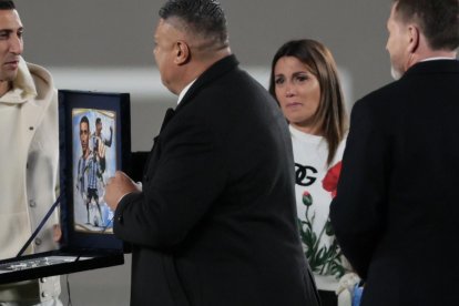 Ángel di María (i) recibe una placa del presidente de la Asociación del Fútbol Argentino (AFA), Claudio 'Chiqui' Tapia (c), junto al presidente de la Conmebol, Alejandro Domínguez (d)