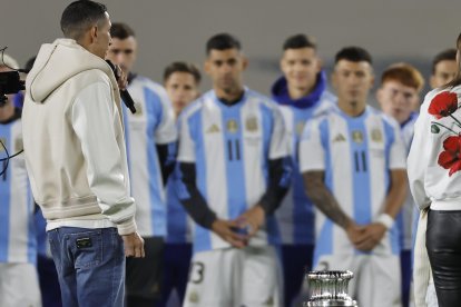 Ángel di María (i) habla junto su familia y a los jugadores de la selección argentina, previo a un partido de las eliminatorias sudamericana para el Mundial 2026 entre Argentina y Chile