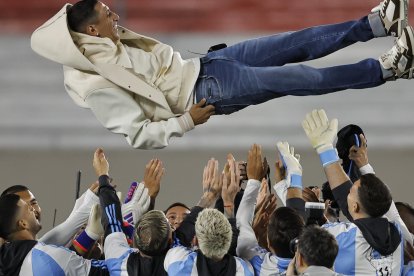 Jugadores de Argentina lanzan a Ángel di María (arriba), previo a un partido de las eliminatorias sudamericana entre Argentina y Chile en el estadio Más Monumental en Buenos Aires