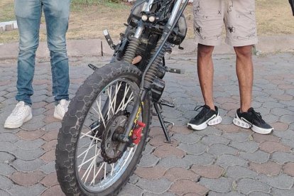 En esta moto se movilizaban los sospechosos.