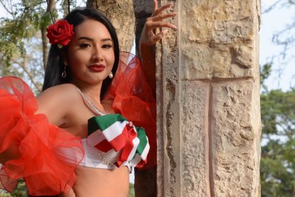 La modelo muestra cómo lucir botas de manera sexy.