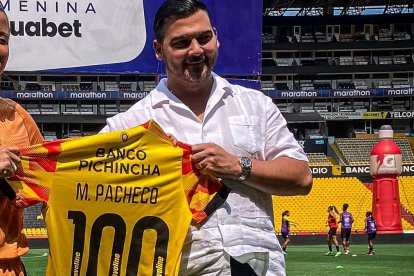 La arquera venezolana Maleike Pacheco llegó a los 100 partidos. El presidente Antonio Álvarez le entregó un presente del club.
