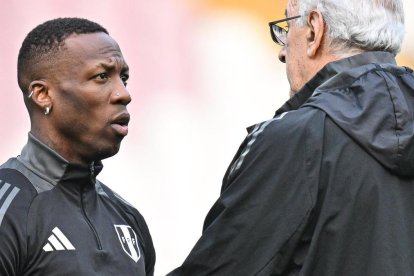 El defensa Luis Advíncula (i) es uno de los puntos fuertes del equipo de Jorge Fossati.