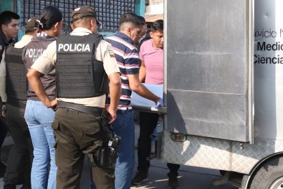 Agentes policiales ingresaron a la vivienda y retiraron los cadáveres.