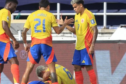 Jugadores de Colombia celebran un gol este martes, en un partido de las eliminatorias sudamericanas para el Mundial de 2026 entre Colombia y Argentina en el estadio Metropolitano en Barranquilla (Colombia)