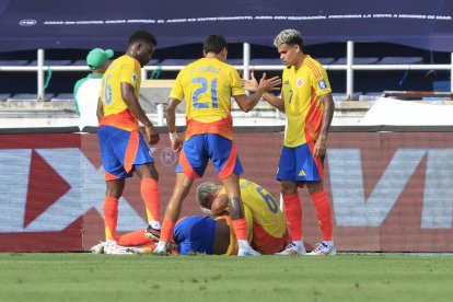 Jugadores de Colombia celebran un gol este martes, en un partido de las eliminatorias sudamericanas para el Mundial de 2026 entre Colombia y Argentina en el estadio Metropolitano en Barranquilla (Colombia)