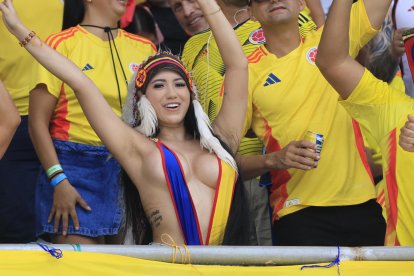 Hinchas de Colombia animan este martes, en un partido de las eliminatorias sudamericanas para el Mundial de 2026 entre Colombia y Argentina en el estadio Metropolitano en Barranquilla (Colombia)