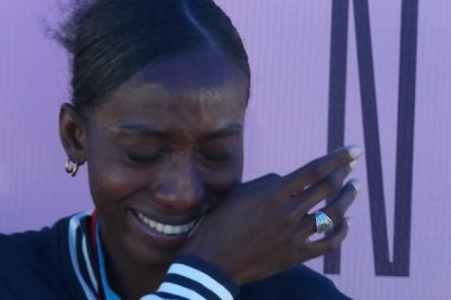 Kiara llorando al escuchar las palabras de su madrecita.