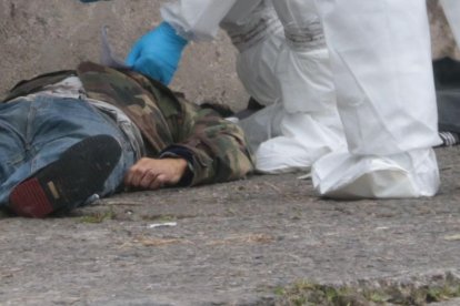 Uno de los agentes se dio cuenta de que la joven no perdía su temperatura, algo propio del estado mortal.