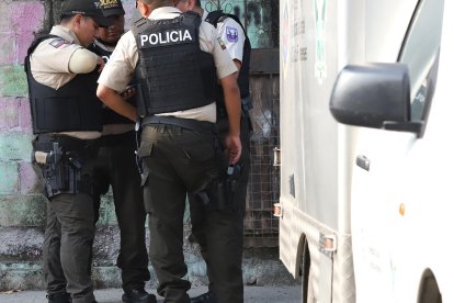 Policías acudieron al sitio en donde se produjo el hecho, para retirar los cuerpos.