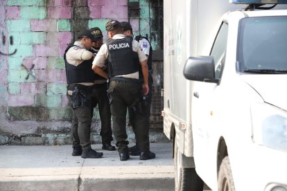 Policías acudieron al sitio en donde se produjo el hecho, para retirar los cuerpos.