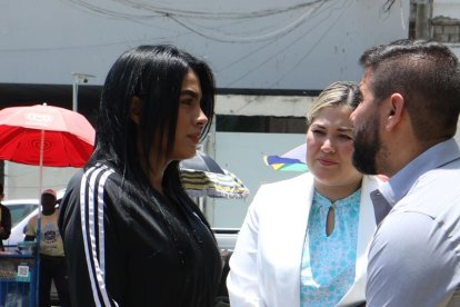 Andreína Díaz y su abogado Dalo Bucaram en los exteriores del Gobierno Zonal.