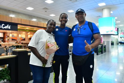 Narcisa España la madre de Kiara Rodríguez, la doble medallista de oro y José Valdés.