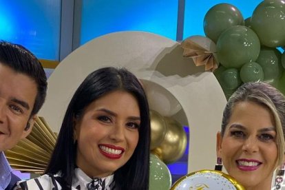 Roselena Vásconez celebró con sus compañeros de Noticias de la mañana.