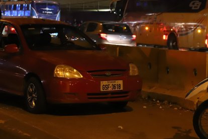 El vehículo quedó a unos dos kilómetros del centro carcelario, en la vía a Daule.