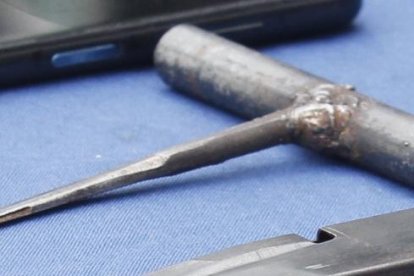 Entre los objetos incautados consta una herramienta (en forma de T) para abrir vehículos.