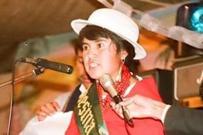 Kaya siguió a su madre, Lourdes Tibán, quien fue elegida en 1988 como Campesina Bonita.
