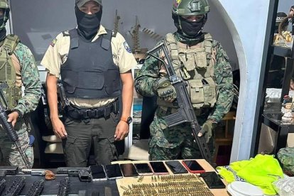 Armamento fue decomisado durante la intervención policial.