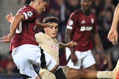 Olatunji (con el balón) fue el autor del tercer tanto de Sparta Praga