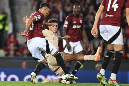 Olatunji (con el balón) fue el autor del tercer tanto de Sparta Praga