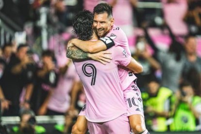 Lionel Messi abraza a Leonardo Campana en el festejo de gol de Inter Miami