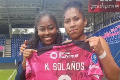 Nayely Bolaños (d) entregó a la fisoterapista Singaly Delgado (i), la camiseta con la que marcó su primer gol en la Superliga de 2024.