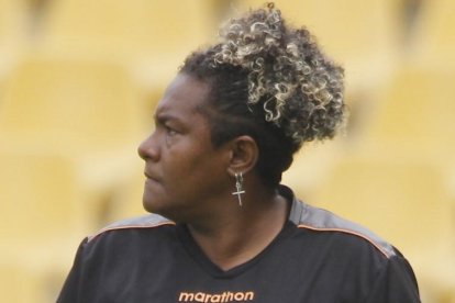 La entrenadora de Barcelona Wendy Villón también tiene un peinado que llama la atención.