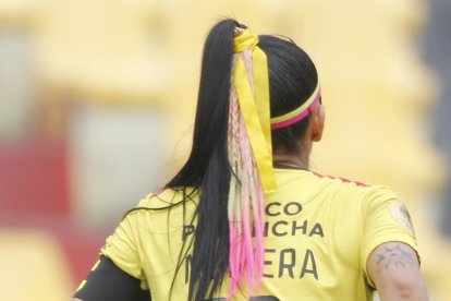 La goleadora Madelen Riera usa varios cintillos en su peinado.