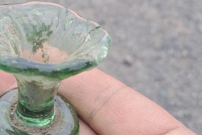 Una copa de vidrio sobrevivió al terremoto.