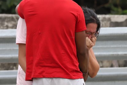 Familiares del occiso estaban descompuestos en la escena del crimen. Reclamaban justicia.