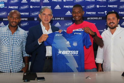 Óscar Bagüí (i) en la presentación de su hijo Diogo en el primer equipo de Emelec