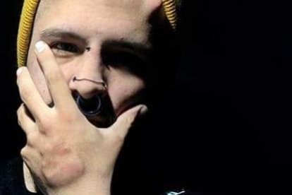 El modificador corporal quiteño Andrés Guerrón realiza el pearling.