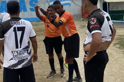 La tecnología ayuda mucho a la hora de dirigir en los barriales de fútbol en Guayaquil.